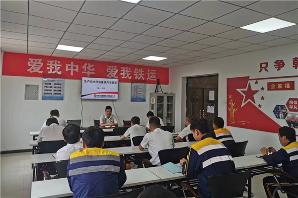 分公司领导下基层讲安全党课.jpg